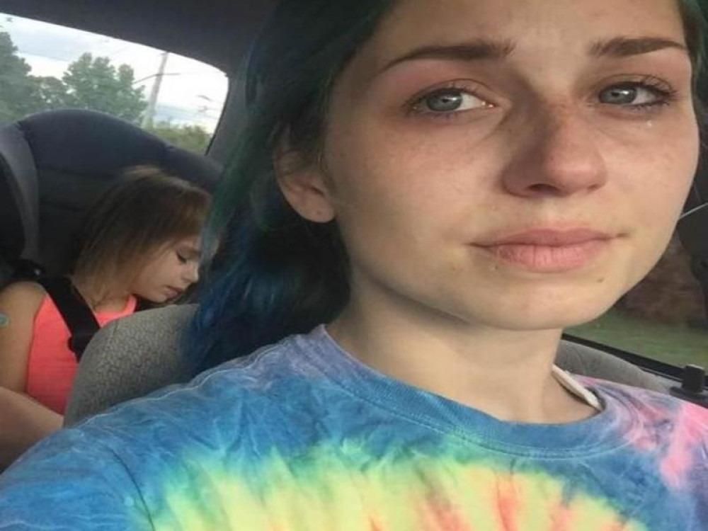 Kada sa ćerkom ode u radnju svi ih mrze zbog uvreda koje joj govori, ali niko ne zna PRAVU ISTINU