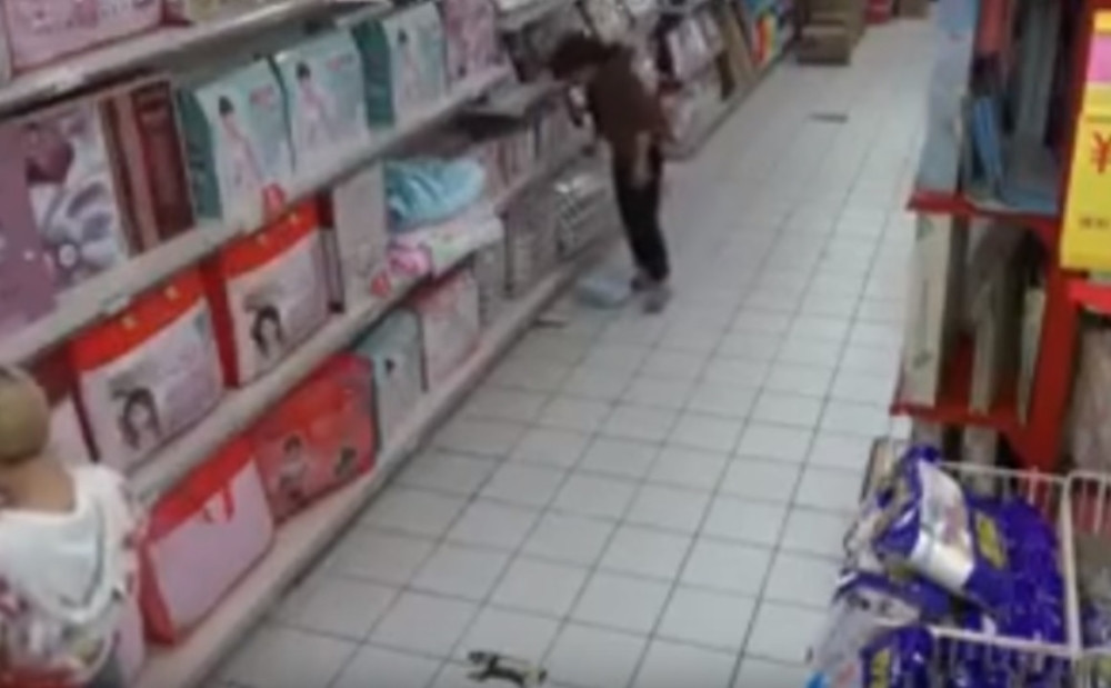 Žena u prodavnici se sagla da podigne paket, a potom je počela nekontrolisano da vrišti! HOROR! (UZNEMIRUJUĆI VIDEO)