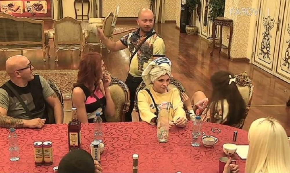 NEŠTO SMEŠNIJE SKORO NISTE VIDELI: Mili demonstrirao kako je krao kokoške!