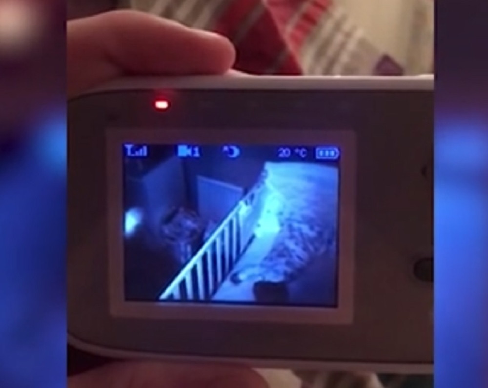 Otac iznad kreveca svoje ćerkice ugledao nešto čudno, SKAMENIO SE OD STRAHA (VIDEO)