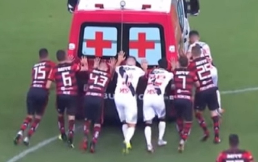 Fudbaleri Vaska i Flamenga usred utakmice gurali ambulantna kola! (VIDEO)