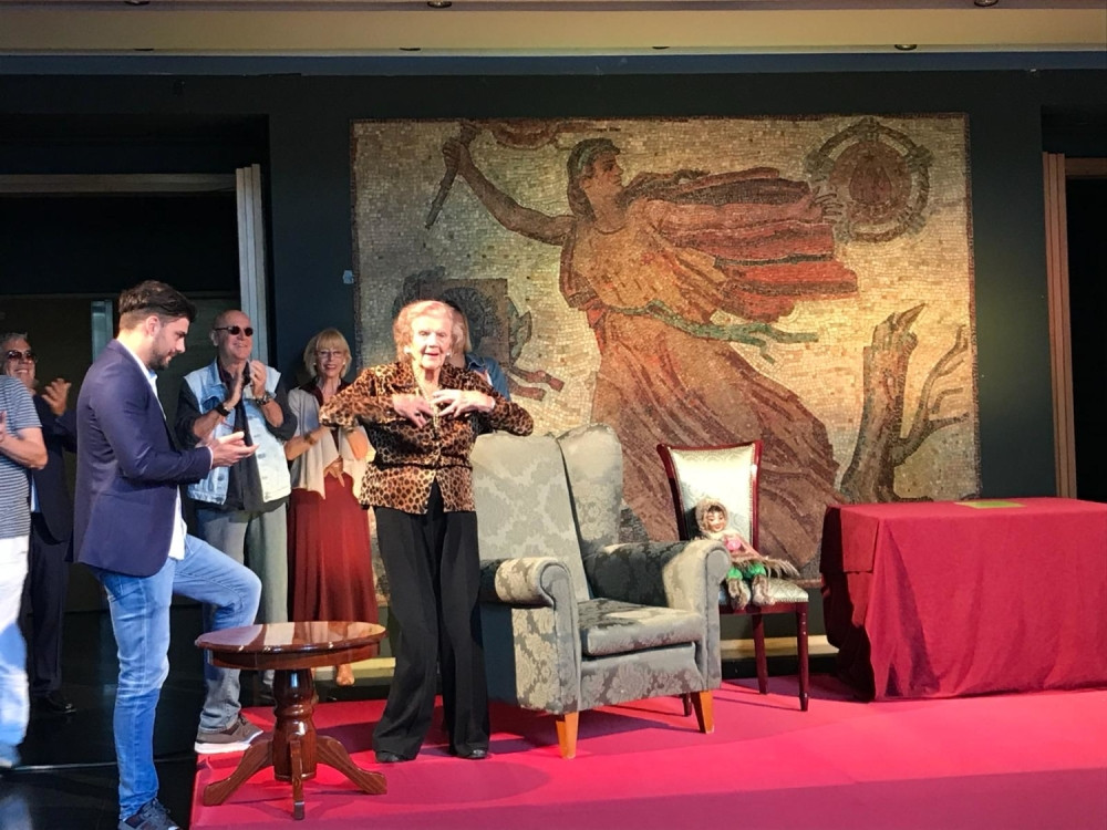 ALO! NA PROSLAVI 100. ROĐENDANA BRANKE VESELINOVIĆ: Počela žurka u JDP-u, stigla cela glumačka ekipa!