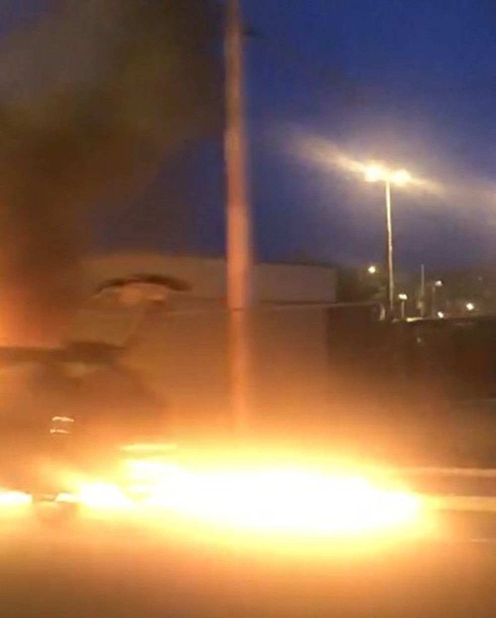 Vozač izgoreo u automobilu, zapalio se posle sudara sa bankinom