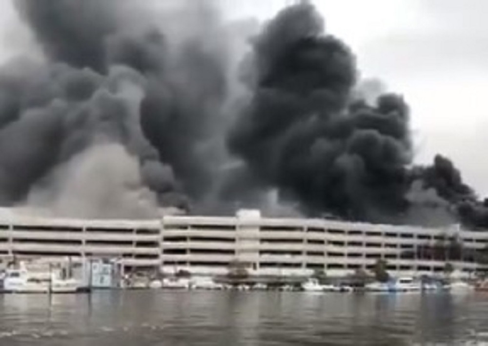 OGROMAN POŽAR U NJUJORKU: Automobili gore u garaži šoping centra, povređeno više od 20 osoba (VIDEO)