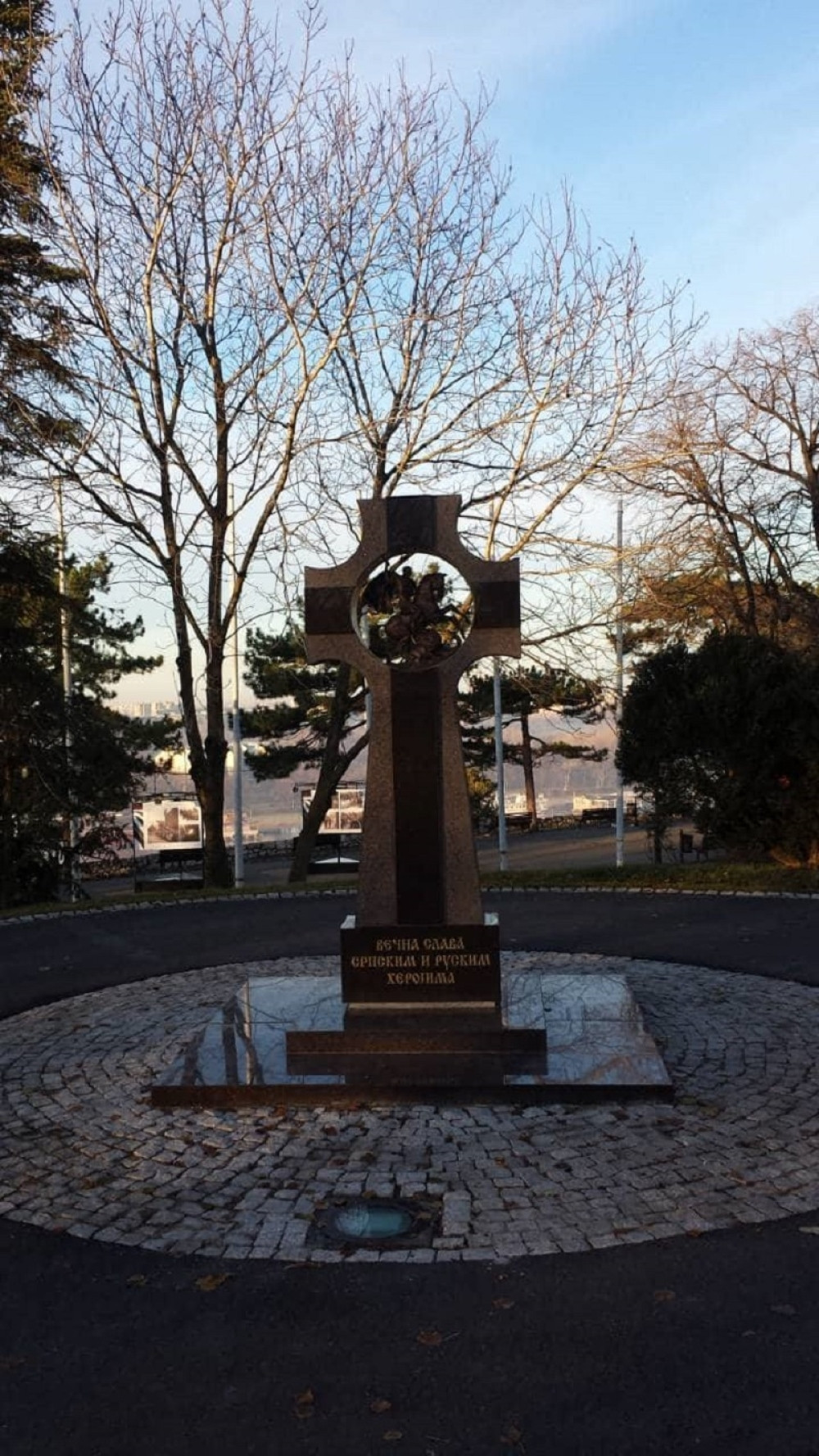 Vandali udarili na braću Ruse u centru Beograda, UKRALI VREDNU SKULPTURU! (FOTO)