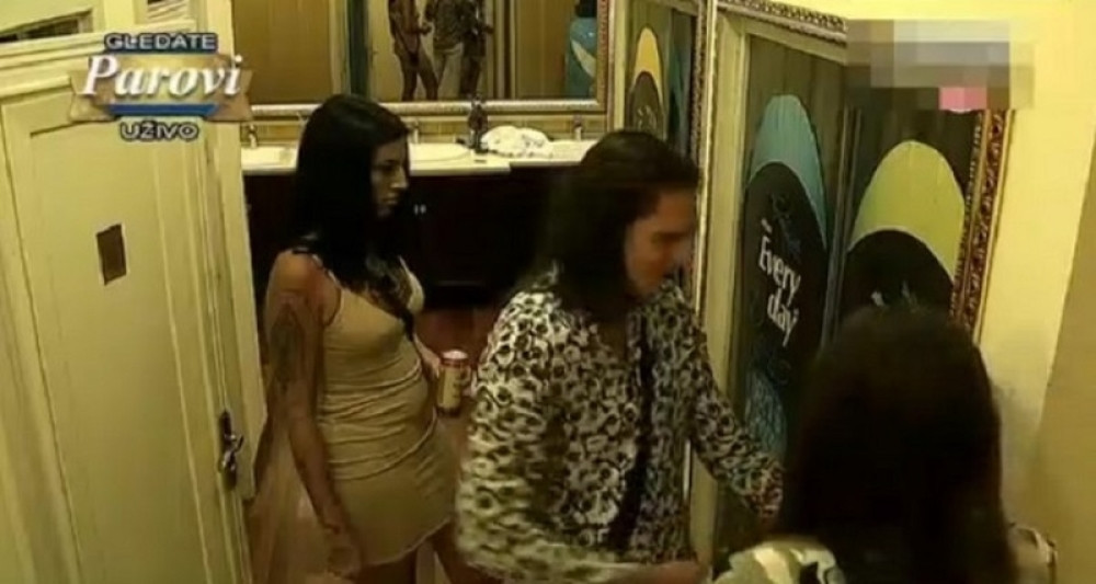 LUDILO U PAROVIMA: Napili se, pa navalili jedno na drugo, tresla se tuš kabina!