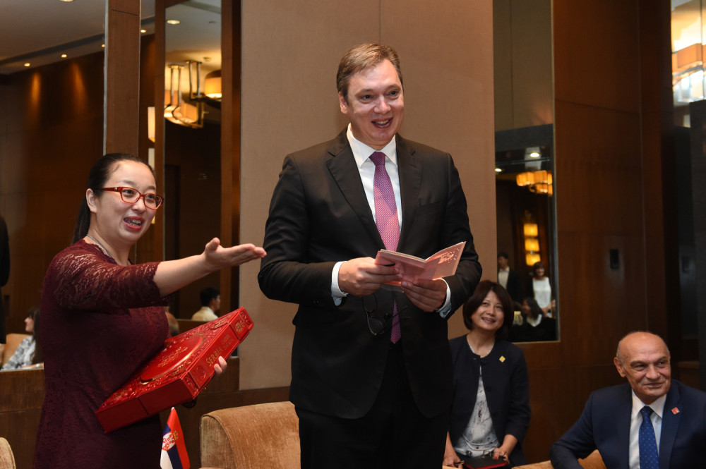 Vučić se sastao sa studentima u Kini, kad budete videli poklon koji su mu pripremili, ODUŠEVIĆETE SE (FOTO)