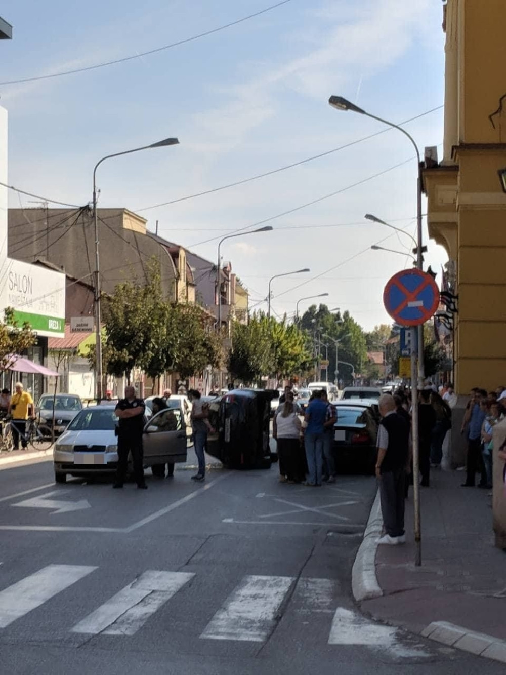 Gospođa prevrnula automobil u centru grada! (FOTO)