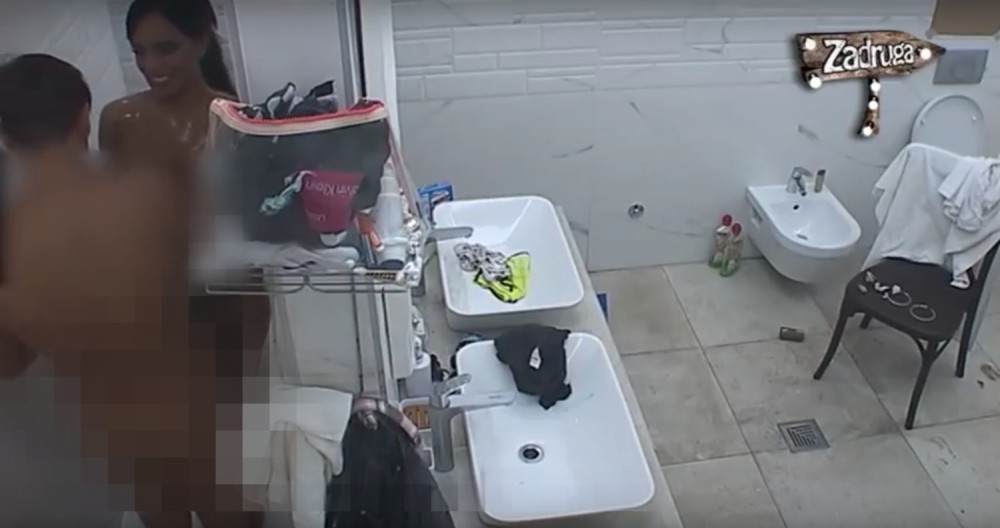 TRLJALI SE U TUŠ KABINI, A ONDA SE DOHVATILI Kamere zabeležile gole grudi, zadnjice i polne organe! (FOTO 18+)