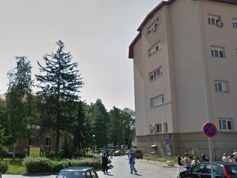 Dečak gađao druga jajetom, pa pogodio prolaznicu! Usledila je ozbiljna halabuka, pogledajte kako se završilo