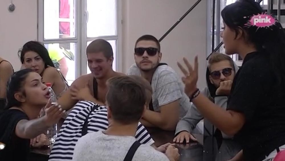 HOĆEŠ DA SADA SKINE GAĆE I DA TE JE*E, HOĆEŠ DA MU POP*ŠIŠ?! Aleksandra Subotić vrištala u Zadruzi!