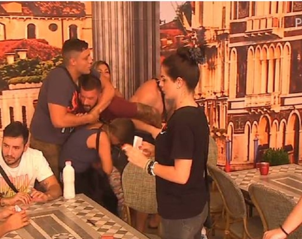 TUČA U "PAROVIMA"! Krvnički vikao i ujeo ga za ruku! Skandal! (FOTO)
