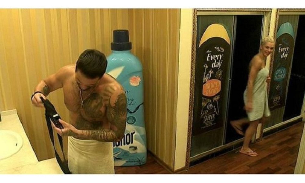 PRVE SLIKE POSLE SE*SA: Trljali su se u tuš-kabini, imali žestoku akciju, a onda su GOLI izašli pred kamere (18+)