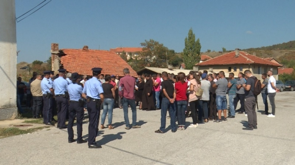 PROTESTI NA KOSOVU: Srbi, Albanci i Romi zajedno na ulicama, žele samo jedno!