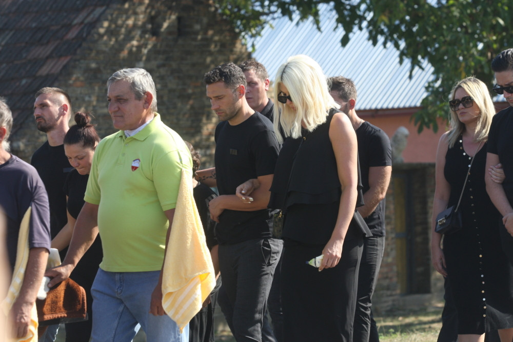 PRIZOR KOJI SLAMA SRCE! KARLEUŠA SE NE ODVAJA OD DUŠKA! Jelena potpuno skrhkana ispratila svekra na večni počinak (VIDEO, FOTO)