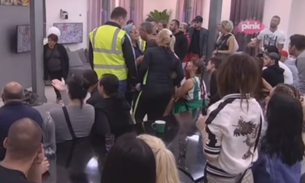 "TI SU KU*VETINA, NAJISKUSNIJA I NAJSTARIJA" Zorica napala Kulićke, obezbeđenje hitno uletelo! Nisu mogli da ih smire!