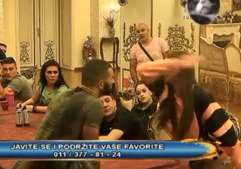 ŽESTOKA TUČA U PAROVIMA! Šamarala ga i prskala pred svima!