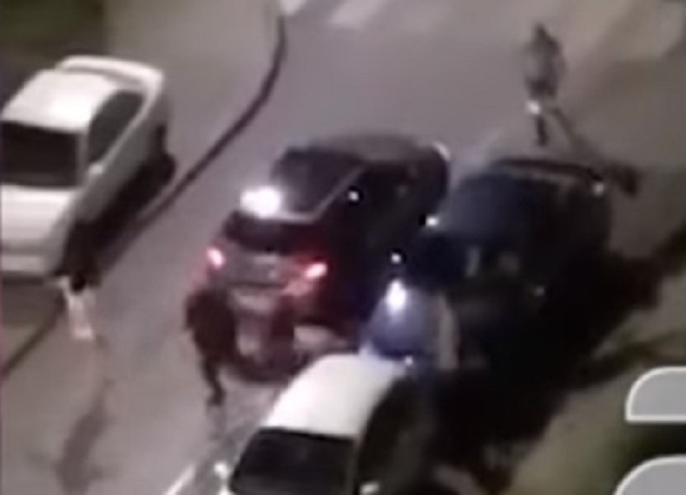 Zelenaši nasred ulice napali mladića i devojku, njega izboli šrafcigerom! (UZNEMIRUJUĆ VIDEO)