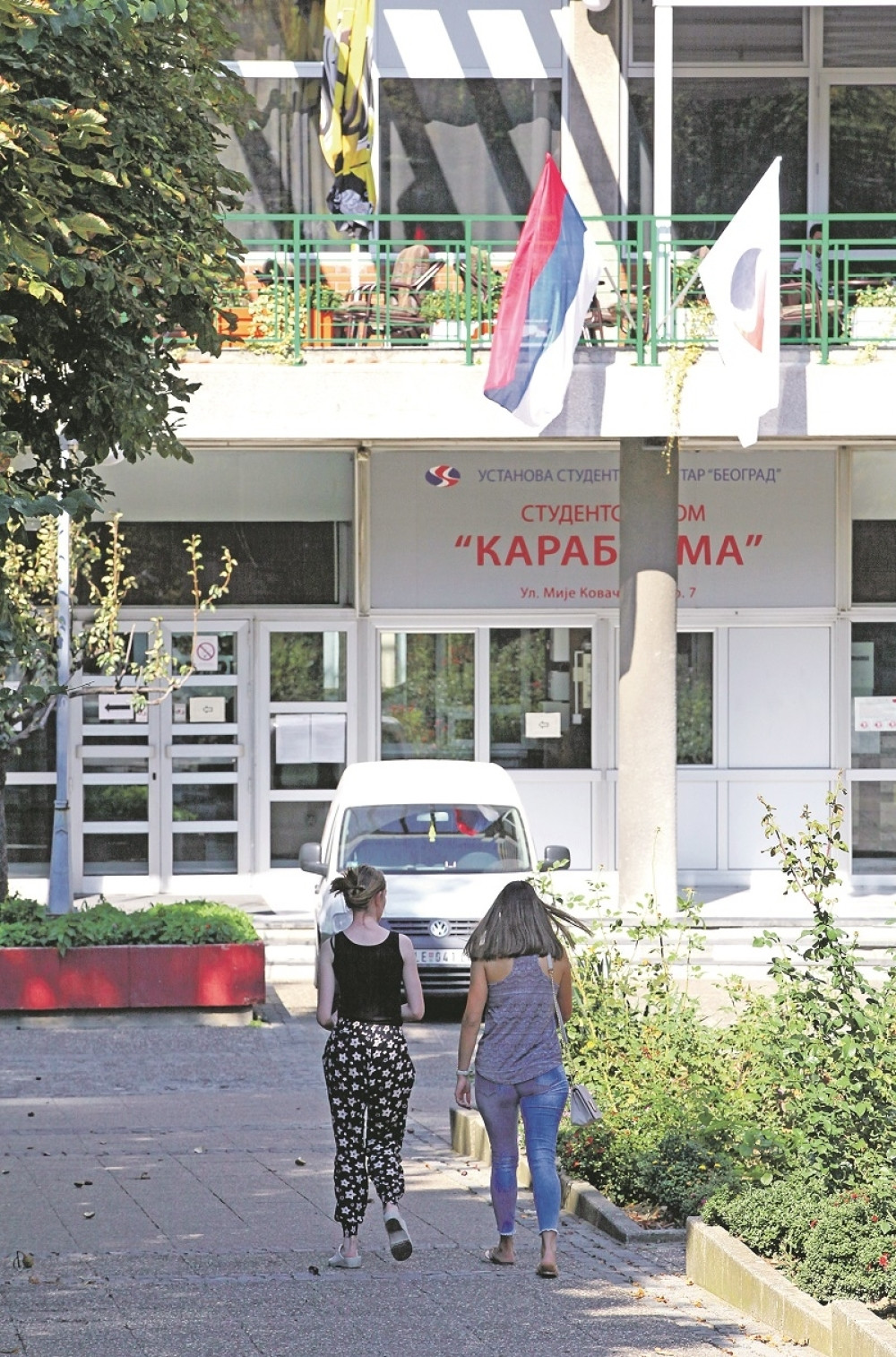 Krenula sam da izlazim iz doma i videla telo u lokvi krvi ispred vrata!