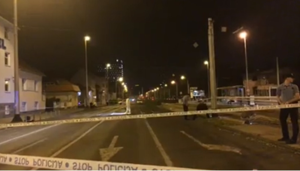 Izleteo iz kola i počeo da rešeta, IMA RANJENIH! (VIDEO)