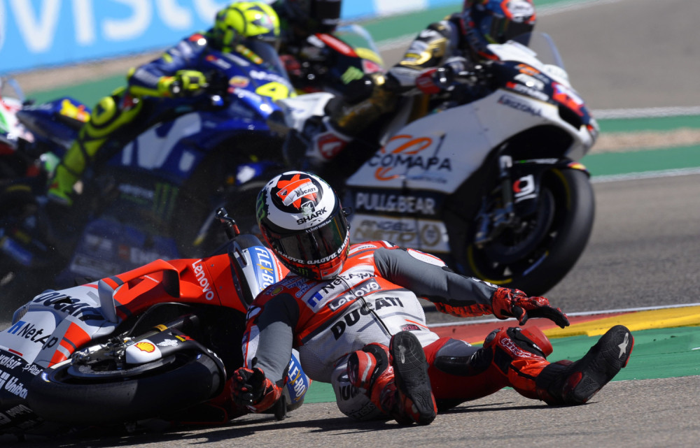 Jeziv pad slavnog motocikliste, dok je bio na betonu, UDARIO ga je i motor! (VIDEO)