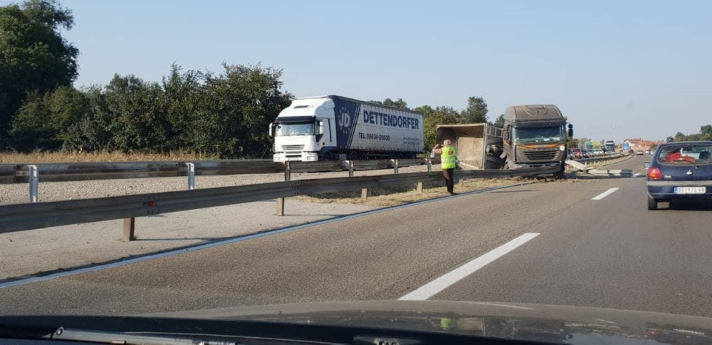 NESREĆA NA AUTO-PUTU KOD SVILAJNCA: Šleper izgubio kontrolu i uleteo u suprotnu traku... Jeziv prizor!