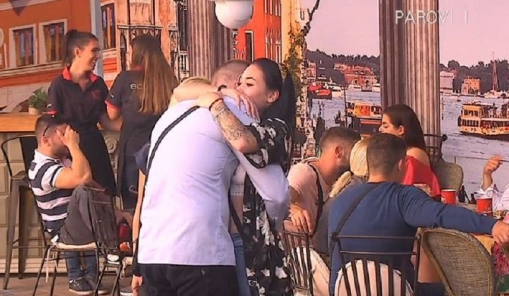 MOLIM VAS, POMOZITE MI! Učesnica rijalitija već PET DANA čuje glasove u glavi!