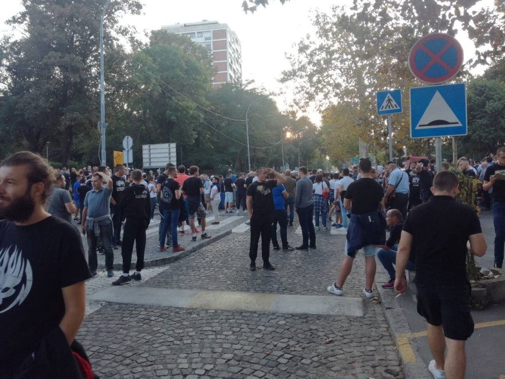 "Grobari" opkoljeni kordonom policije KRENULI ka Jugu! (VIDEO)