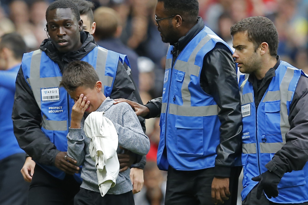 Dečak utrčao na teren, tražio dres od Nejmara, a onda je upalo obezbeđenje! (VIDEO)