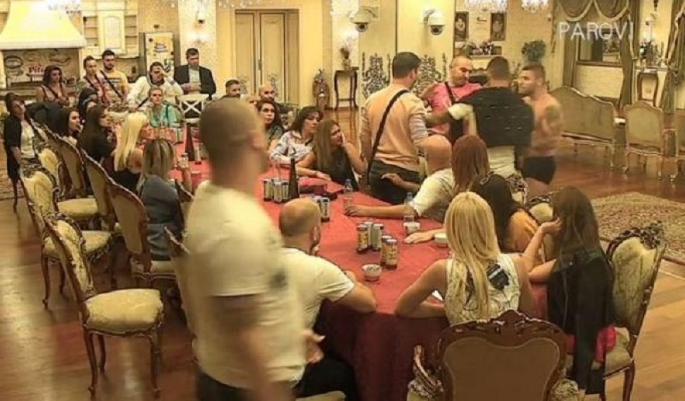 DRAMA U VILI! Pakuje stvari, hoće da izađe napolje! POBESNEO - Ne mogu da ga smire