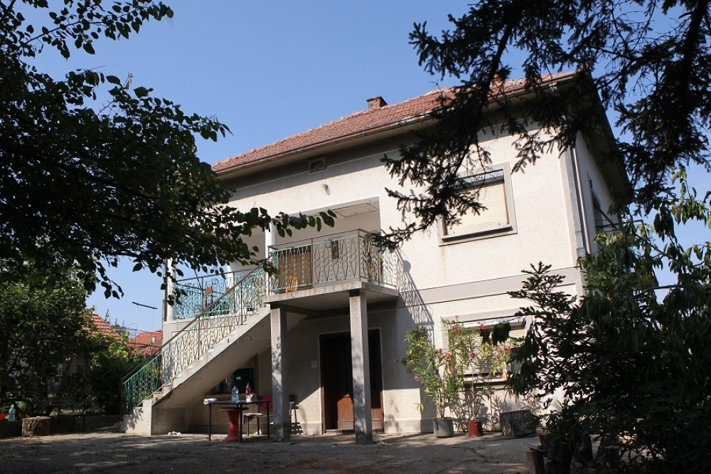 Iskasapio je majku sekirom dok je bila u krevetu, zatekla sam ga kako mirno stoji iznad je, rekao mi je samo jedno!