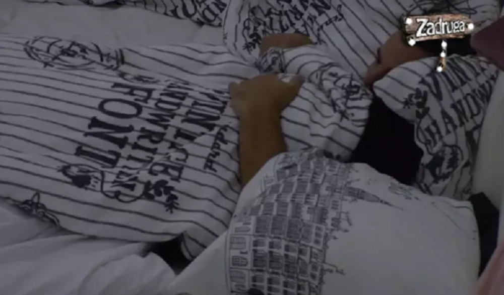 Vladimir legao preko Stanije, pokrio ih jorganom, a onda je sve krenulo divljački da se trese!