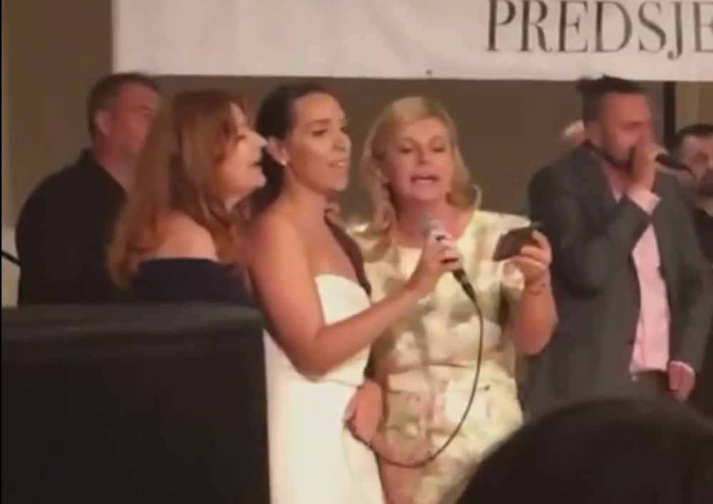 Kolinda zgrabila mikrofon a onda počela da peva TOMPSONOV HIT!