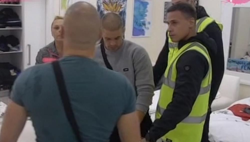 Raspala si se, džaba si operisala celo lice, izgledaš kao baba!