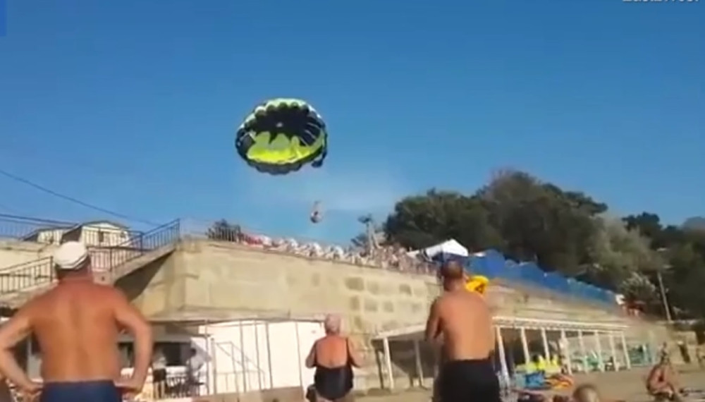 Jedrili padobranom na moru, pa zakačili dalekovod, mladiću se BORE ZA ŽIVOT! (UZNEMIRUJUĆE)