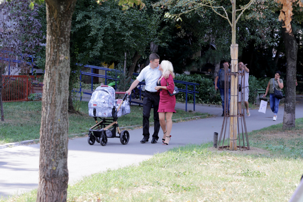 Jovana Jeremić se ljubi sa mužem dok im beba spava!