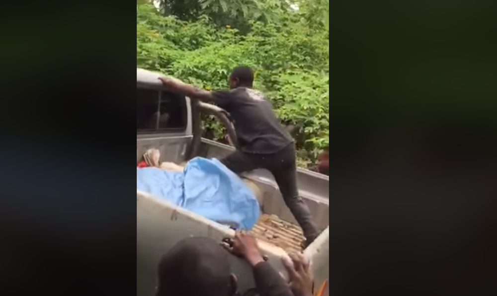 Kamion se zaglavio u blatu, ljudi su pritrčali da ga izguraju na "ORUK", ali niko se kao on nije trudio