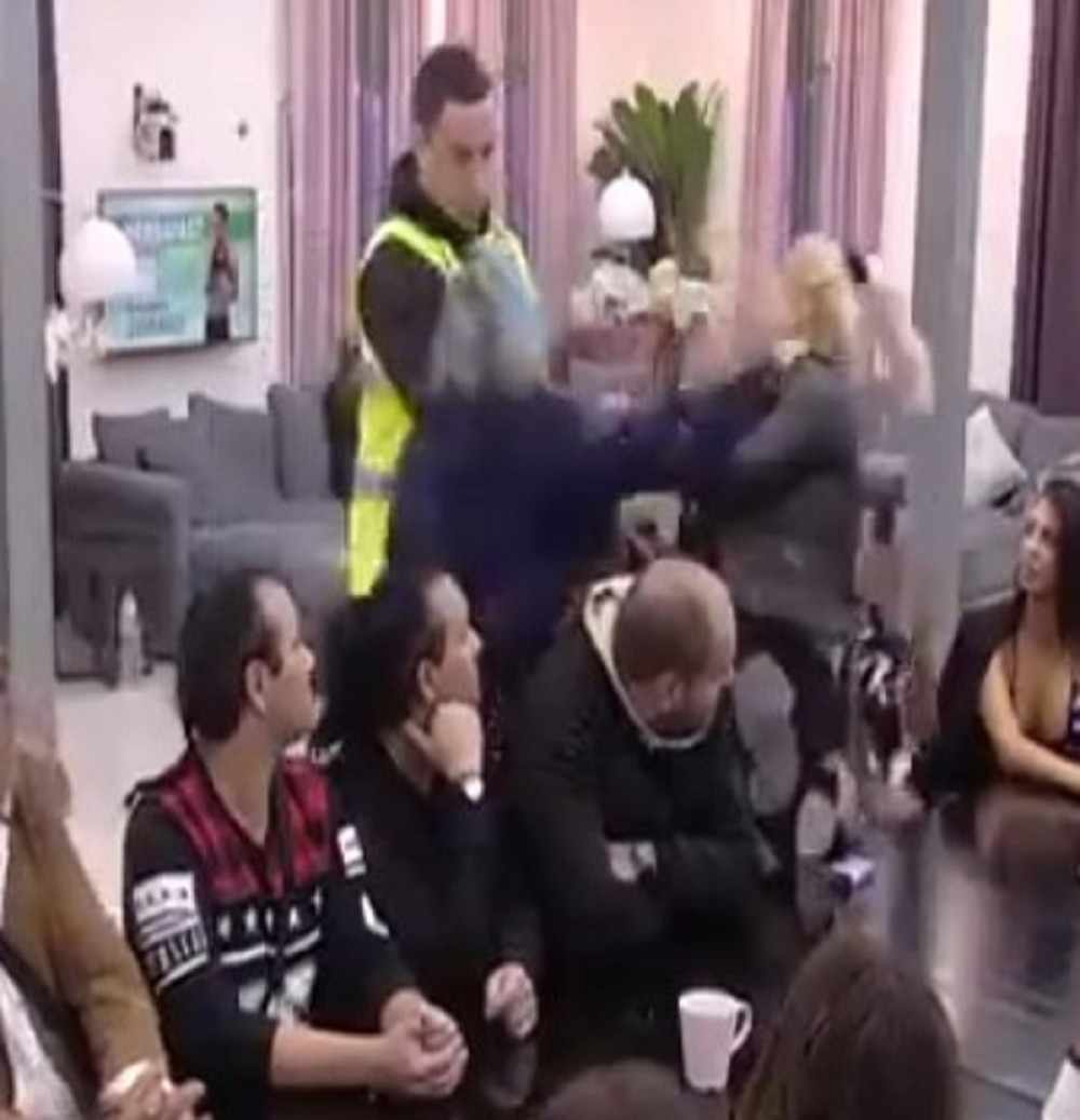 "KU*VETINO, MAMICU TI JE*EM, SLOMILA SI MI PRST!" Zorica Marković skočila da mlati Mariju Kulić, obezbeđenje nije moglo da je smiri! (18+)