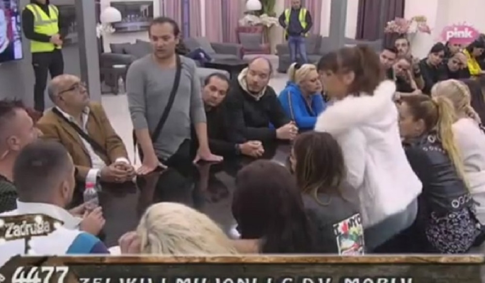 PALA KRV U ZADRUZI, GIBI RAZBIJENA GLAVA! Veliki šef KAZNIO Mariju, Miljanu i Zoricu zbog STRAVIČNOG NASILJA