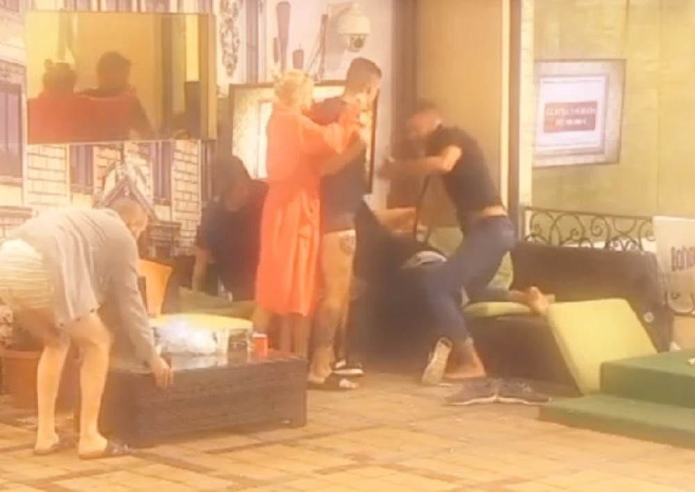 LILA MU KRV! Brutalna tuča u Parovima: Hoćeš moju ki*u, otvori usta, pi*kice odraću te od batina!