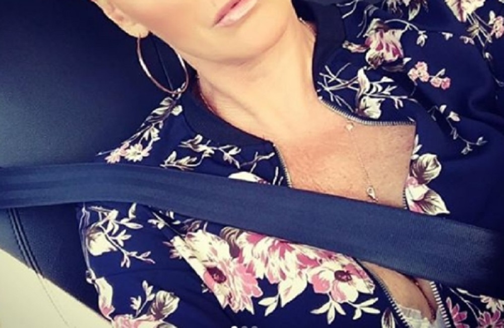 IZDEFORMISALI JOJ SE SILIKONI: Glumica pokazala grudi i ostavila u čudu sve prisutne!