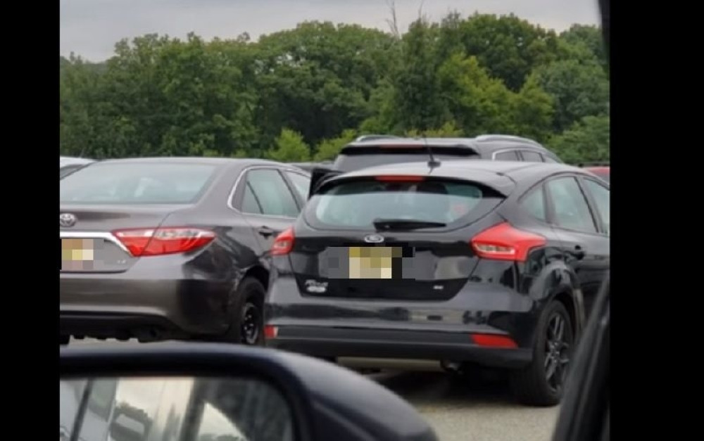 Isparkiravala se čak 7 minuta, kad vidite šta je uradila od vozila parkiranog pored, tražićete da vrati dozvolu! (VIDEO)