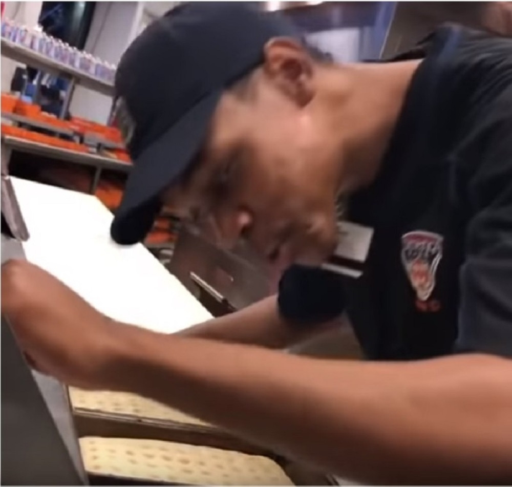 Pljunuo je na picu, preko nje stavio sos i dao je gostu (VIDEO)