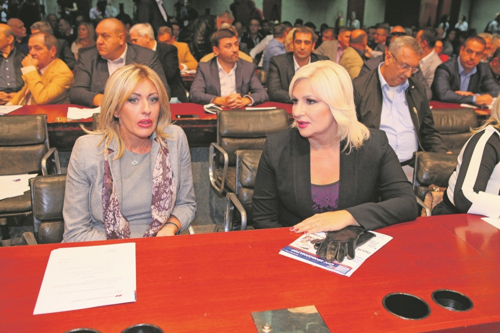 Zorana se smestila u prvi red, a svi su OPET gledali u njene ruke, sada zbog ovog detalja!