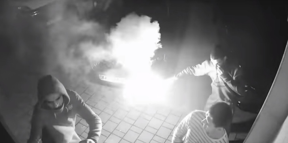 Zadarski huligani NAPALI RADNIKE IZ SRBIJE i gađali ih bakljama! (VIDEO)