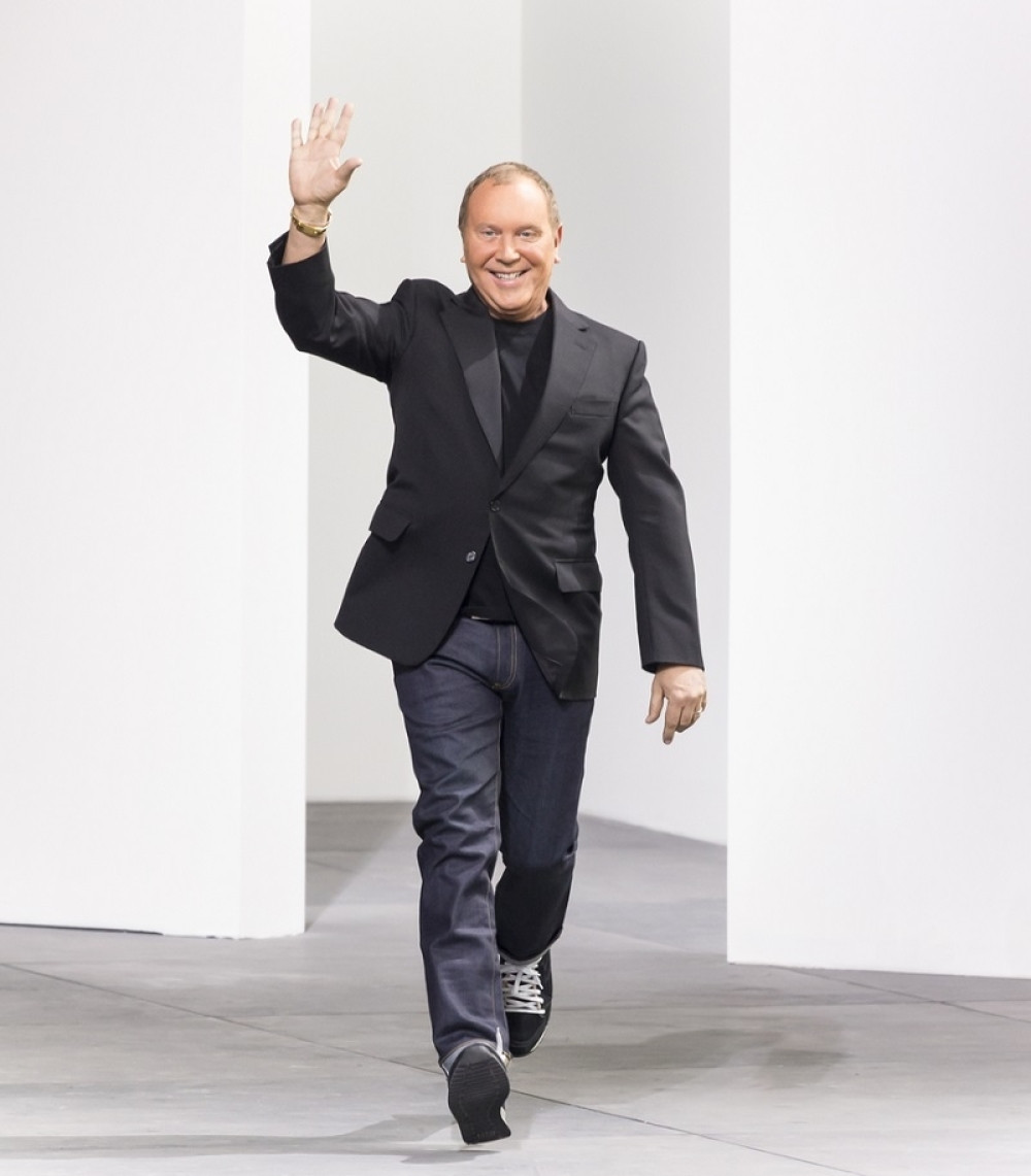 ON JE ZA 2,1 MILIJARDE DOLARA KUPIO MODNU KUĆU "VERSAĆE" I PROMENIO JOJ IME: Ko je čovek o kom svet ne prestaje da bruji?!