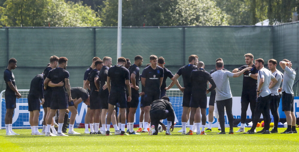 Slavni fudbaler i selektor usred emisije i na rođendan doživeo SRČANI UDAR, samo je pao na zemlju! (FOTO)