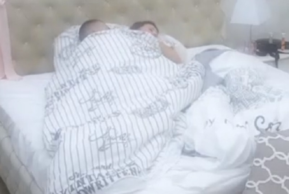 PROCURIO SNIMAK, VLADIMIR NAVLAČI GAĆE POSLE SE*SA SA STANIJOM: Sijalica se upalila, uhvaćeni su na delu! (18+)