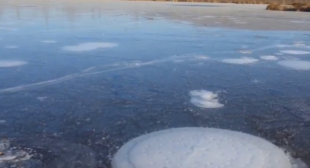 Iz jezera su počeli da se pojavljuju sitni mehurići koji su PRESTRAVILI NAUČNIKE, a s obzirom na to o čemu se radi, svima nam se CRNO PIŠE!