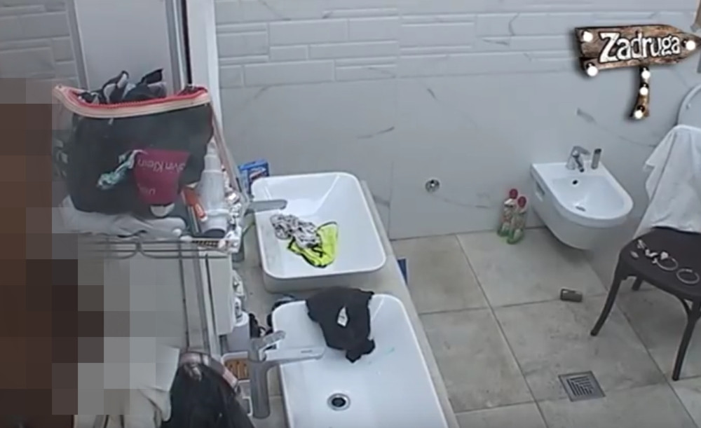 BEZ BLAMA SE SKINULA GOLA Započeli akciju pred kamerama! SVE SE VIDELO (FOTO 18+)